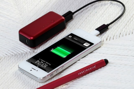 Just Mobile Gum The Thumb-sized Backup Battery