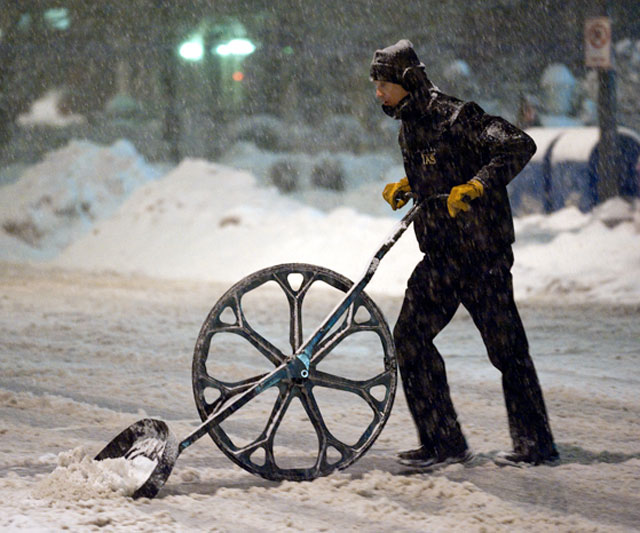 Snow Wolf Wheeled Shovel