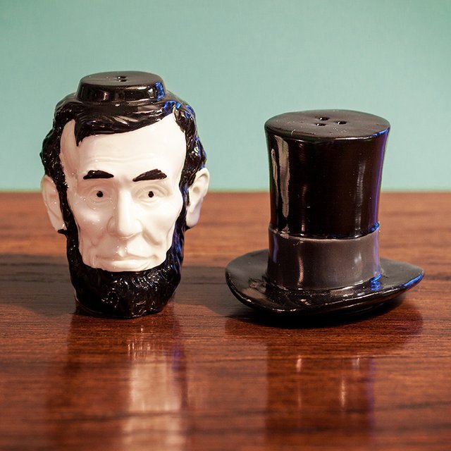 Abraham Lincoln Salt & Pepper Shaker Set