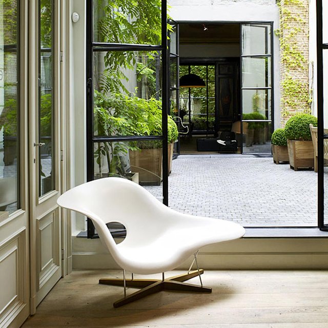 White Charles Ray Eames La Chaise