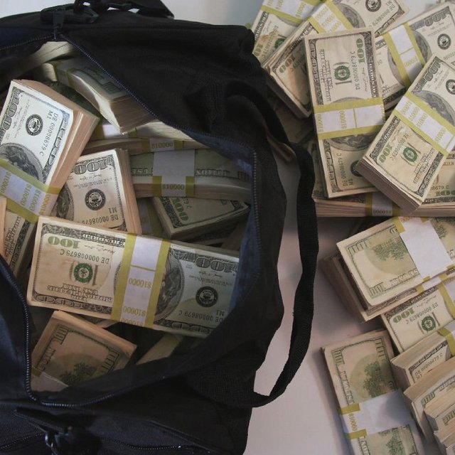 0,000 Duffle Bag of Prop Money
