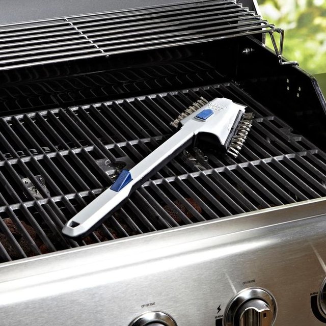 Steam Cleaning Heavy-Duty Grill Brush