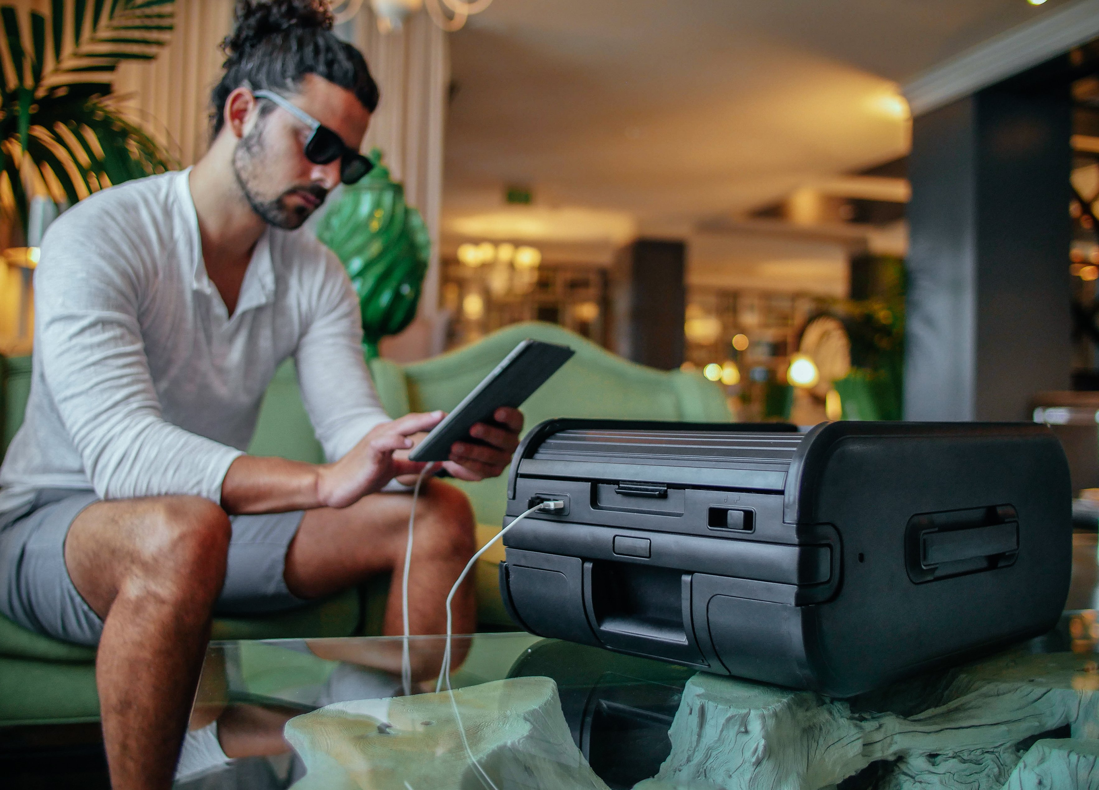 Trunkster Intelligent Zipperless Suitcase