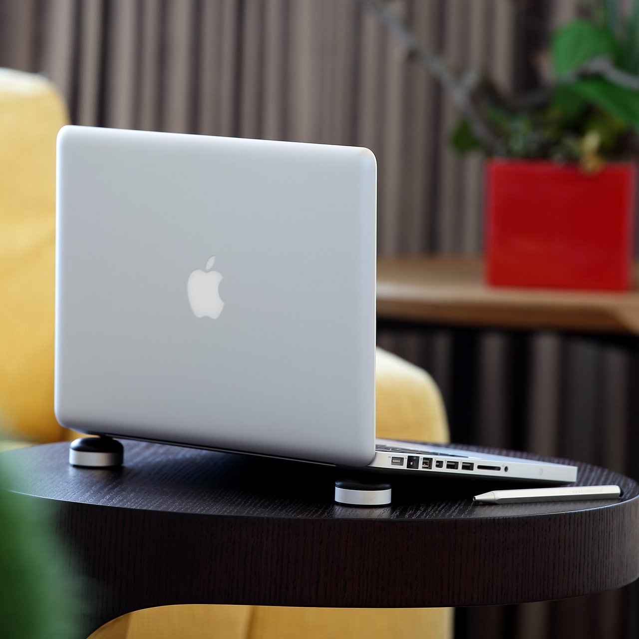 Lazy Couch Stand for iPad and MacBook Pro