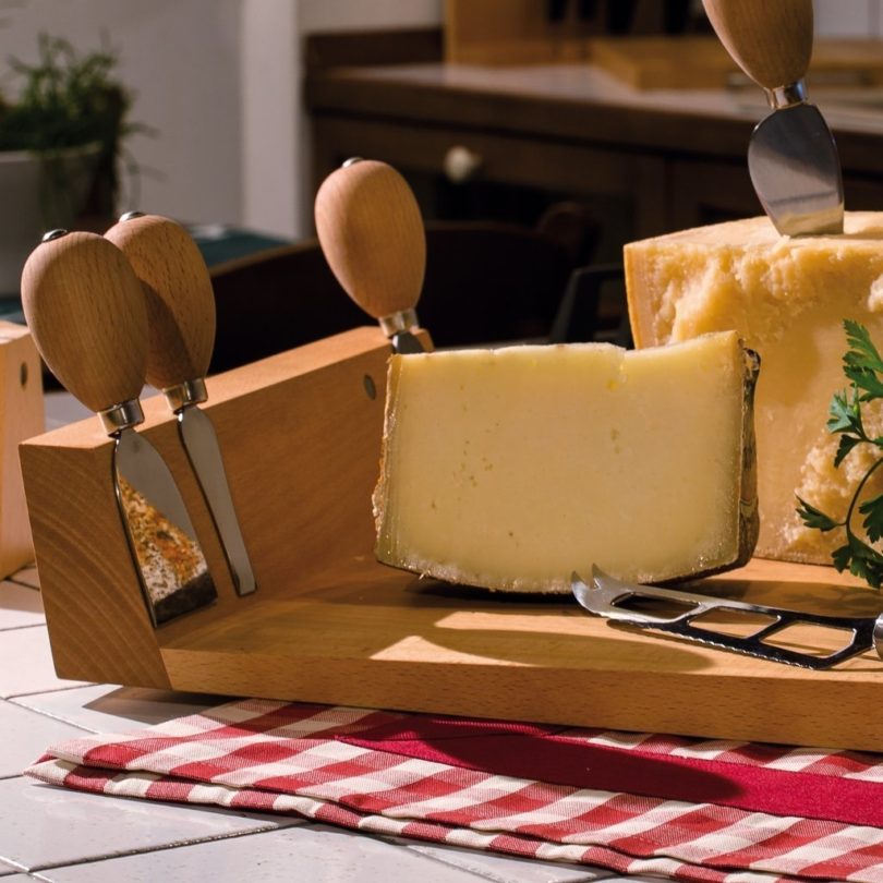 Artelegno Solid Beech Wood Cheese Board & 4 Cheese Knives with Magnetic Knife Bar