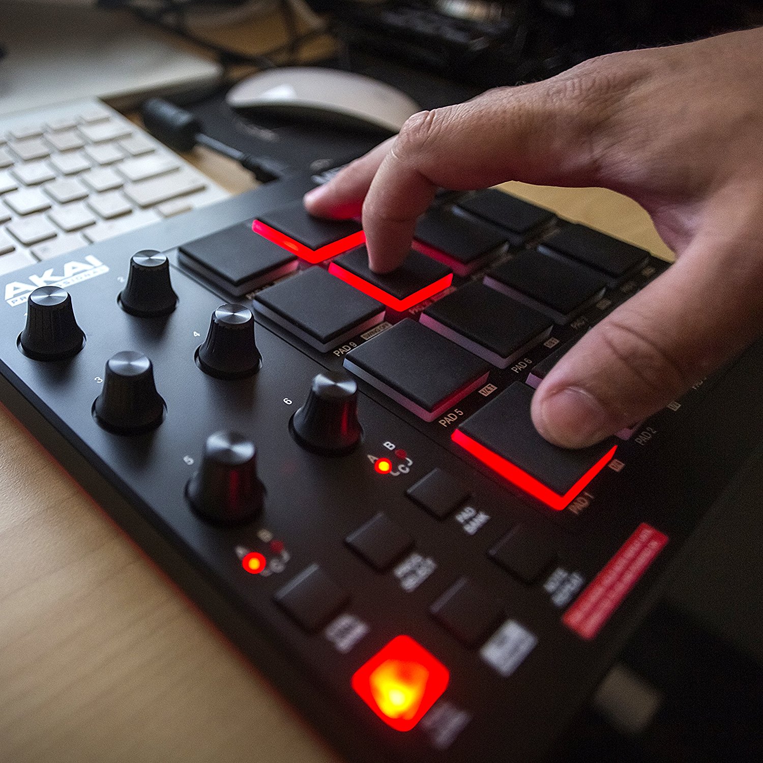 Akai Professional MPD218 | MIDI Drum Pad Controller