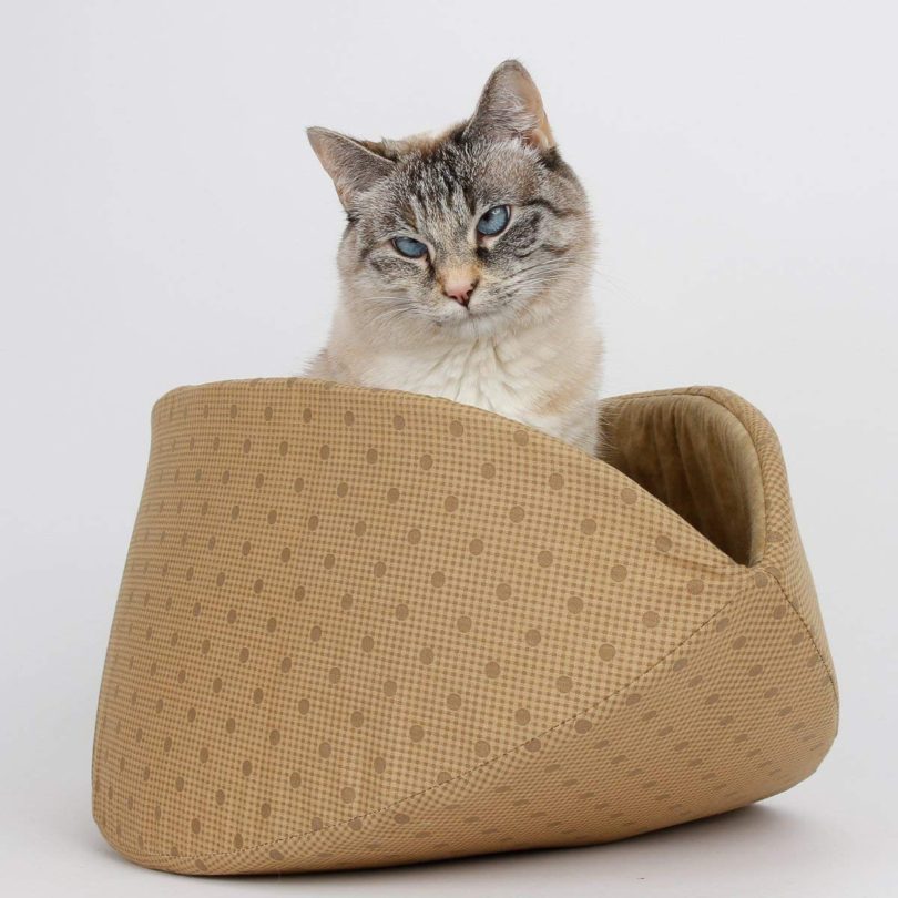 Bed for Large Cats – Jumbo Cat Canoe in Ecru Dots