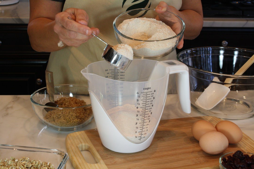 Digital Kitchen Scale with Removable Measuring Cup