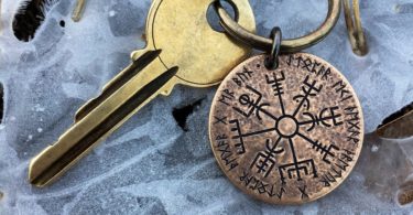 Vegvísir Norse Compass Keyring