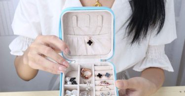 KINGFOM Small Portable Jewelry Display Organizer Box Travel Accessories Jewelry Storage Case Rings Earrings Necklace