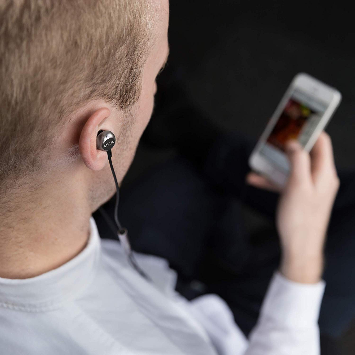 MA650i with Lightning – earphones with Lightning connector