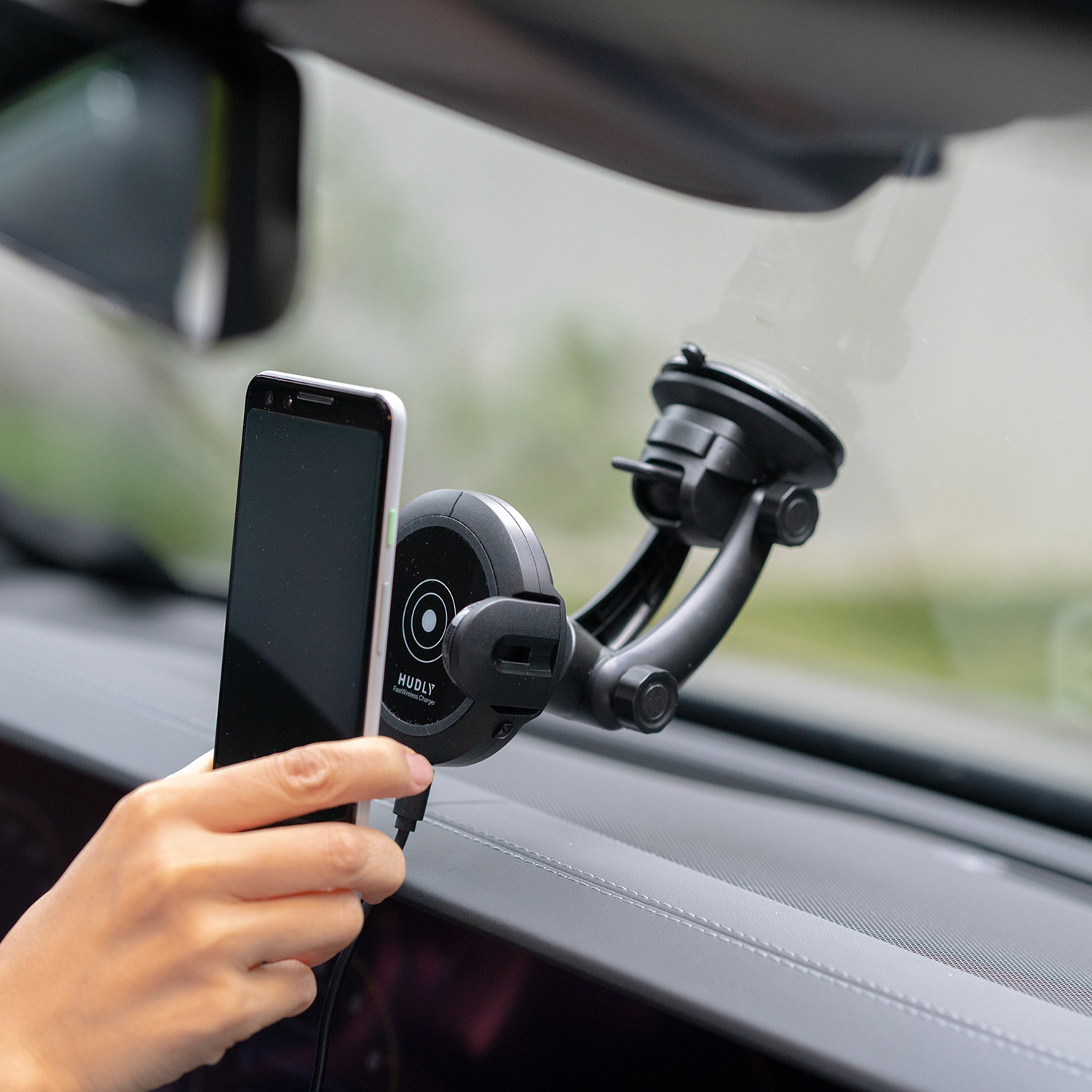 Hudly Fast 10W Wireless Charger Car Mount with Robotic Arms