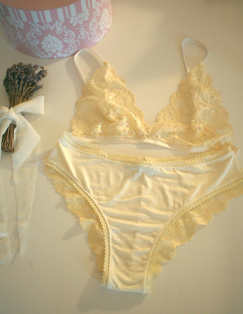 Le bouquet  Cream delicate lace lingerie set