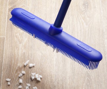 Electrostatic-Generating Silicone Broom