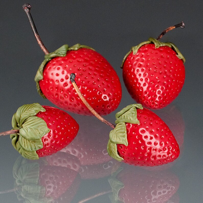 1 Glass Strawberry life-size glass fruit sculpture hand » Petagadget