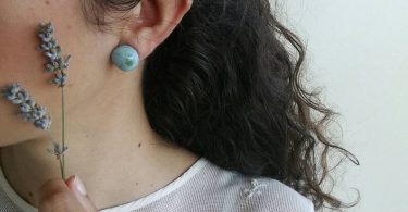 Orecchini a bottoncino a clip in ceramica raku realizzati a