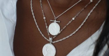 THE QUEENDOM Coin Necklace Stack